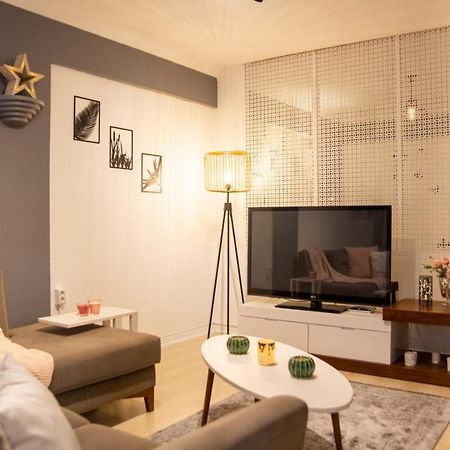 איזמיר Amazing Flat Near The Coast With A Delightful Shared Terrace Close To Public Transportation In Karsiyaka מראה חיצוני תמונה