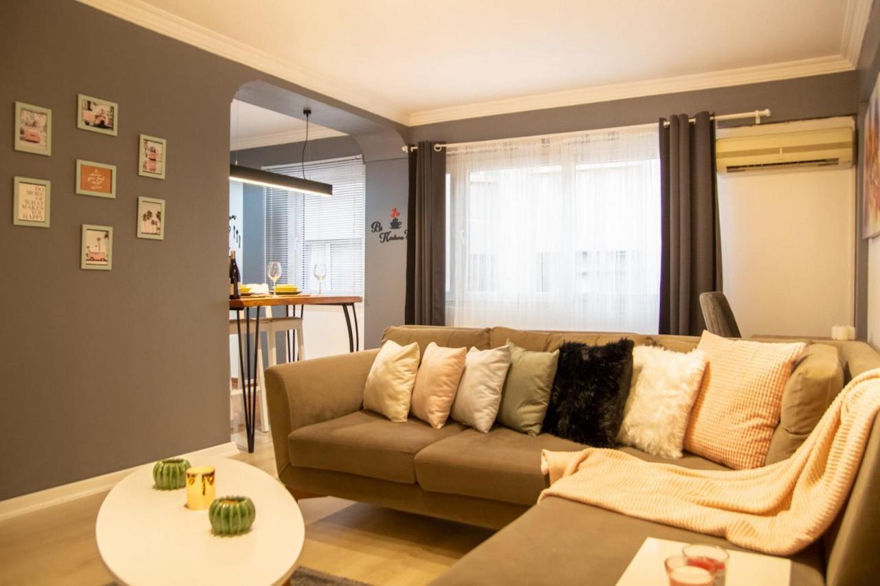 איזמיר Amazing Flat Near The Coast With A Delightful Shared Terrace Close To Public Transportation In Karsiyaka מראה חיצוני תמונה